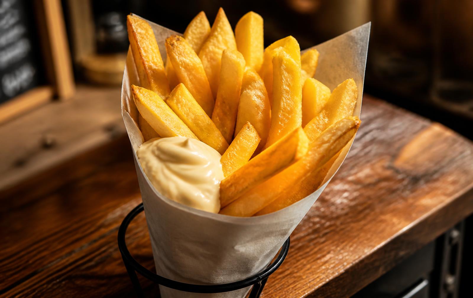 Verse Belgische friet in een puntzak met mayonaise